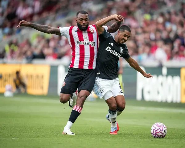 Aston Villa 'dan Youri Tielemans ve Brentford' dan Igor Thiago Premier Lig karşılaşmasında Brentford, Aston Villa 'ya karşı Gtech Community Stadyumu, Londra, Birleşik Krallık, 23 Ağustos 2025