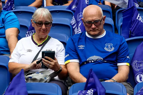 24 Ağustos 2025 'te İngiltere' nin Liverpool şehrindeki Hill Dickinson Stadyumu 'nda oynanan Premier League karşılaşması öncesinde taraftarlar Everton ve Hove Albion maçına geldiler.