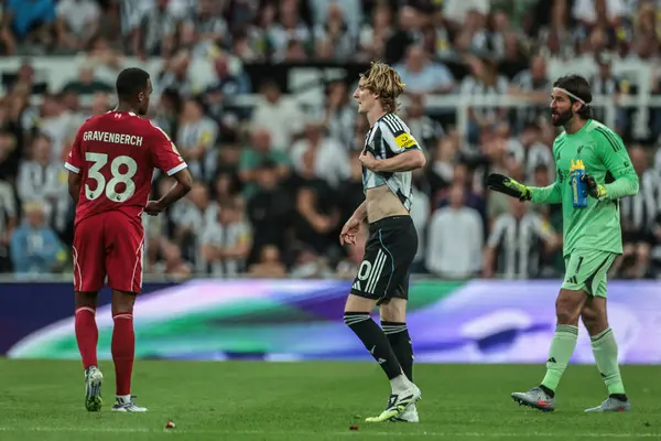 Newcastle United takımından Anthony Gordon, Liverpool 'lu Virgil van Dijk' e karşı oynanan Premier Lig maçı sırasında St. James 's Park, Newcastle, İngiltere' deki Liverpool maçında ciddi bir faul için kırmızı kart aldıktan sonra sahadan ayrıldı.