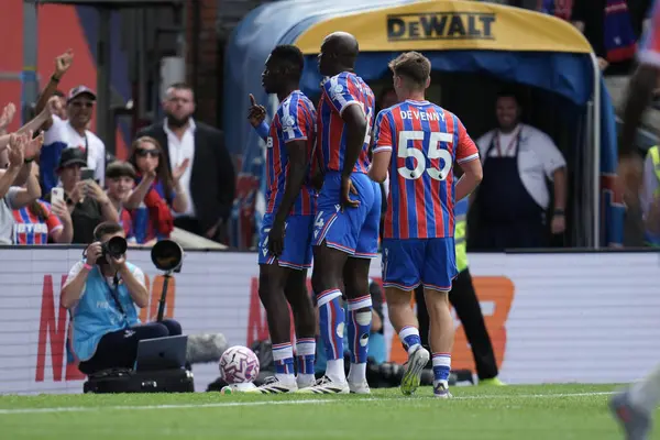 Kristal Saray, Kristal Saray 'dan Ismala Sarr' ı Premier Lig maçı sırasında Selhurst Park, Londra 'da oynanan Nottingham Ormanı maçında kutladı. 24 Ağustos 2025