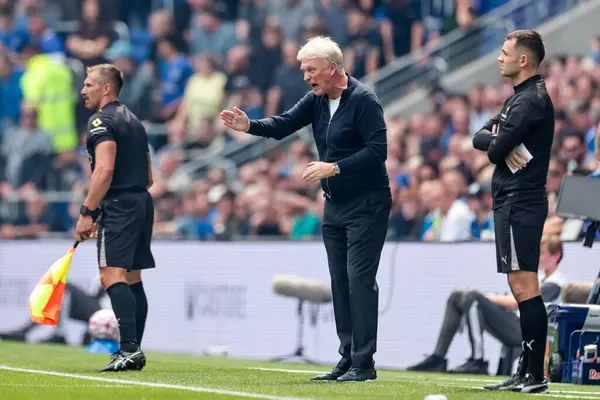 Everton 'dan David Moyes, 24 Ağustos 2025' te İngiltere 'nin Liverpool şehrindeki Hill Dickinson Stadyumu' nda oynanan Premier League maçında takıma talimat verir.