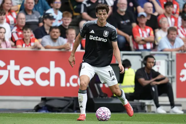 Aston Villa takımından Pau Torres Premier Lig maçında Brentford - Aston Villa maçında Gtech Community Stadyumu, Londra, 23 Ağustos 2025