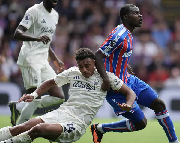 Kristal Saray 'dan Tyrick Mitchell ve Nottingham Ormanı' ndan Dan Ndoye Premier Lig maçı sırasında Nottingham Ormanı 'na karşı Selhurst Park, Londra, 24 Ağustos 2025