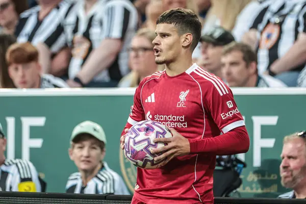 Liverpool 'dan Milos Kerkez, 25 Ağustos 2025' te İngiltere, Newcastle 'daki St. James' s Park 'ta oynanan Premier League karşılaşmasında Liverpool' a karşı bir maç düzenlemeye hazırlanıyor.