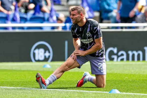 Brighton & Hove Albion takımlarından James Milner, İngiltere 'nin Liverpool şehrinde 24 Ağustos 2025 tarihinde oynanan Premier Lig karşılaşması öncesinde Everton, Brighton ve Hove Albion' a karşı ısındı.