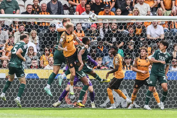 Hull City 'den Oliver McBurnie kaleye gidiyor. Ancak Blackburn' den Balzs Tth, 21 Ağustos 2025 'te MKM Stadyumu' nda oynanan Sky Bet Şampiyonası maçında Blackburn Rovers 'a karşı kurtardı.