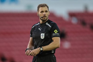 Hakem Matt Corlett Carabao Kupası maçı sırasında Barnsley, Rotherham United 'a karşı Oakwell, Barnsley, Birleşik Krallık, 26 Ağustos 2025