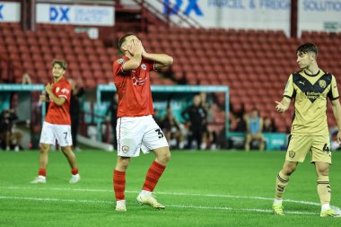 Barnsley 'den Jonathan Bland, 26 Ağustos 2025' te İngiltere 'nin Oakwell kentinde oynanan Carabao Kupası maçında Barnsley-Rotherham United maçında tepki gösterdi.
