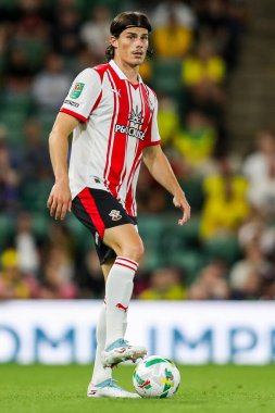 Southampton 'dan Ronnie Edwards, Carabao Kupası maçında topla koşuyor. Norwich City, Southampton' a karşı. Carrow Road, Norwich, İngiltere, 26 Ağustos 2025.