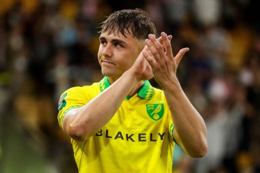 Norwich City 'den Matej Jurasek, Carabao Kupası maçı sırasında Norwich City, Norwich Road, Norwich, İngiltere' de oynanan Norwich-Southampton maçında taraftarları tanıyor.