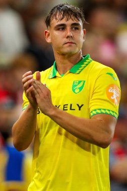 Norwich City 'den Matej Jurasek, Carabao Kupası maçı sırasında Norwich City, Norwich Road, Norwich, İngiltere' de oynanan Norwich-Southampton maçında taraftarları tanıyor.