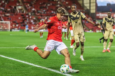 Barnsley 'li Caylan Vickers, 26 Ağustos 2025' te İngiltere 'nin Oakwell kentinde oynanan Carabao Kupası Barnsley-Rotherham United maçında