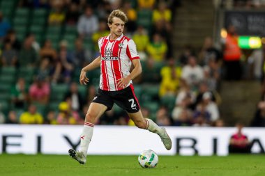 Southampton 'dan Mads Roerslev, Carabao Kupası maçında topla koşuyor. Norwich City, Southampton' a karşı, Norwich Road, Norwich, İngiltere, 26 Ağustos 2025