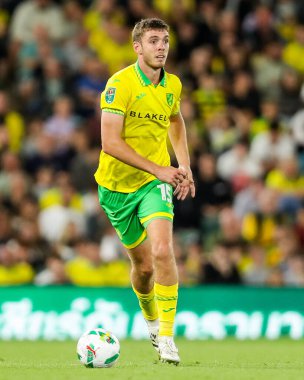 Norwich City 'den Ruairi Mcconville 26 Ağustos 2025' te Norwich City ile Southampton arasındaki Carrow Road, İngiltere 'de oynanan Carabao Kupası maçında topla koşuyor.