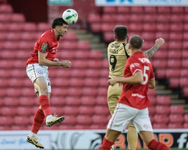 Barnsley 'den Neil Farrugia, 26 Ağustos 2025' te Oakwell, Barnsley, İngiltere 'de oynanan Carabao Kupası Barnsley-Rotherham United maçında defans sahasından topu alıyor.