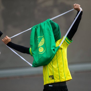 Taraftarlar Carrow Road 'a, Carabao Kupası maçı öncesinde Norwich City ile Southampton' a karşı Norwich Road, Norwich, İngiltere, 26 Ağustos 2025 'te geldiler.