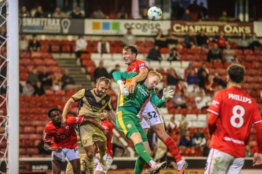 Barnsley 'den Josh Earl ve Rotherham United' dan Cameron Dawson Barnsley 'de Barnsley Kupası maçının son dakikalarında Oakwell, Barnsley, Birleşik Krallık' ta Barnsley-Rotherham United maçında top için mücadele ediyorlar.