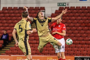 Rotherham United takımından Jordan Hugill, Barnsley 'li Mal de Gevigney' nin 26 Ağustos 2025 'te Oakwell, Barnsley, İngiltere' de oynanan Barnsley-Rotherham United maçında faul yaptı.