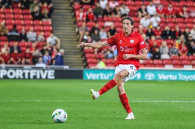 Barnsley 'li Mal de Gevigney, 26 Ağustos 2025' te İngiltere 'nin Oakwell kentinde oynanan Barnsley-Rotherham United maçında pas veriyor.