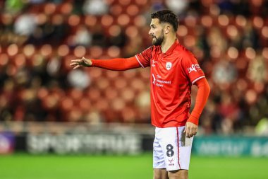 Barnsley 'li Adam Phillips, 26 Ağustos 2025' te Oakwell, Barnsley, Birleşik Krallık 'ta oynanan Carabao Kupası maçında takımına talimat verir.