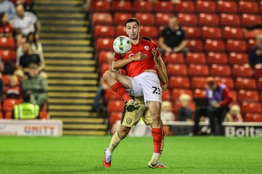 Barnsley 'den Neil Farrugia 26 Ağustos 2025' te Oakwell, Barnsley, Birleşik Krallık 'ta oynanan Carabao Kupası maçında topu kontrol ediyor.