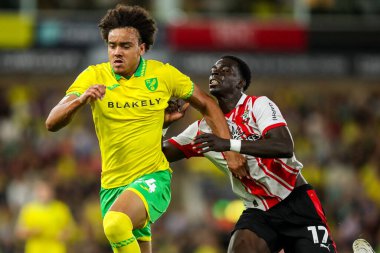 Norwich City 'den Jovon Makama, Carabao City ile Southampton arasındaki 26 Ağustos 2025' te oynanan Carrow Road, Norwich City - Southampton maçında Southampton maçında Southampton 'lu Joshua Quarshie tarafından baskı altına alındı.