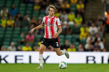 Southampton 'dan Mads Roerslev, Carabao Kupası maçında topla koşuyor. Norwich City, Southampton' a karşı, Norwich Road, Norwich, İngiltere, 26 Ağustos 2025