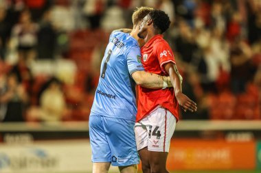 Barnsley 'den Murphy Cooper, Barnsley' li Nathanael Ogbeta 'yı Carabao Kupası maçının sonunda Oakwell, Barnsley, Birleşik Krallık' ta Barnsley-Rotherham United maçında kucaklıyor.