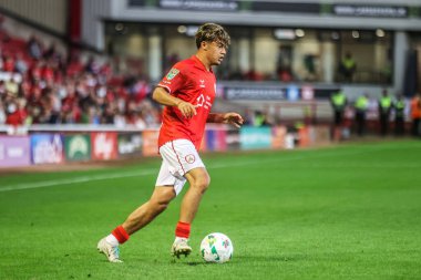 Barnsley 'li Caylan Vickers, 26 Ağustos 2025' te İngiltere 'nin Oakwell kentinde oynanan Carabao Kupası Barnsley-Rotherham United maçında