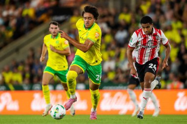 Norwich City 'den Jovon Makama, 26 Ağustos 2025' te Norwich City ile Southampton arasında oynanan Carabao Kupası maçında topu fırlattı.