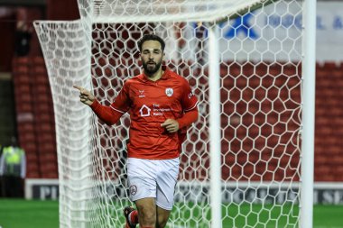 Barnsley 'den Adam Phillips, 26 Ağustos 2025' te Oakwell, Barnsley, Birleşik Krallık 'ta oynanan Carabao Kupası maçında 2-1' lik galibiyetini kutluyor.