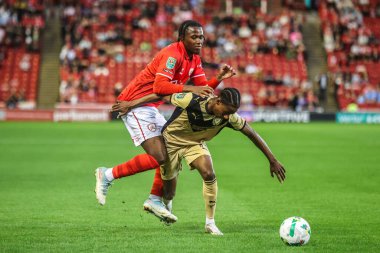 Barnsley 'den Reyes Cleary ve Rotherham United takımından Ar' Jany Martha 26 Ağustos 2025 'te Oakwell, Barnsley, İngiltere' de oynanan Barnsley-Rotherham United maçında top için mücadele ettiler.