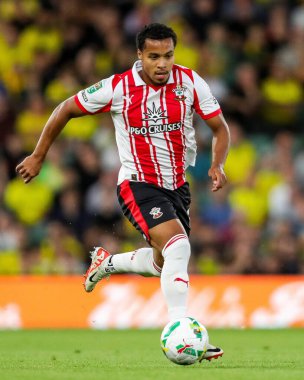 Southampton 'dan Cameron Archer, Carabao Kupası maçı sırasında Norwich City' nin Southampton 'a karşı oynadığı Carrow Road, Norwich, Birleşik Krallık' ta 26 Ağustos 2025 'te topu aldı.