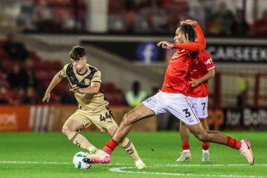 Rotherham United 'dan Daniel Gore, Barnsley' li Jon Russell tarafından 26 Ağustos 2025 'te Oakwell, Barnsley, İngiltere' deki Barnsley-Rotherham United maçında yenildi.