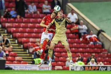 Barnsley 'den Jack Shepherd ve Rotherham United' dan Jordan Hugill, 26 Ağustos 2025 'te Oakwell, Barnsley, İngiltere' de oynanan Carabao Kupası maçında Barnsley-Rotherham United maçında yüksek top mücadelesi verdiler.