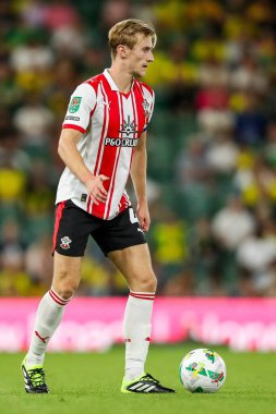 Southampton 'dan Flynn Downes, Carabao Kupası maçında topla koşuyor. Norwich City, Southampton' a karşı. Carrow Road, Norwich, İngiltere, 26 Ağustos 2025