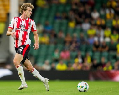 Southampton 'dan Mads Roerslev, Carabao Kupası maçı sırasında Norwich City ve Southampton' a karşı Norwich Road, Norwich, İngiltere, 26 Ağustos 2025 'te pas attı.