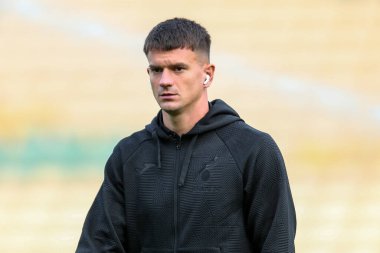 Norwich City 'den Mirko Topiç, Carrow Road' a Carabao Kupası maçı öncesinde geldi. Norwich City, Norwich Road, Norwich Road, İngiltere, 26 Ağustos 2025 'te karşı karşıya geldi.