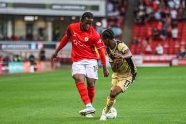 Barnsley 'den Reyes Cleary topu Rotherham United' lı Ar 'Jany Martha' nın baskısıyla Oakwell, Barnsley, Birleşik Krallık 'ta Barnsley-Rotherham United maçında atıyor.
