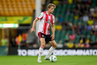 Southampton 'dan Mads Roerslev, Carabao Kupası maçında topla koşuyor. Norwich City, Southampton' a karşı, Norwich Road, Norwich, İngiltere, 26 Ağustos 2025