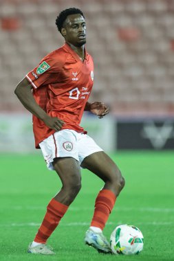 Barnsley 'den Nathanael Ogbeta Carabao Kupası maçında topla birlikte Oakwell, Barnsley, Barnsley United' a karşı, 26 Ağustos 2025