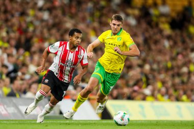 Southampton 'dan Cameron Archer, Norwich City' den Ruairi McConville tarafından, Norwich City 'nin Southampton' a karşı oynadığı Carrow Road, Norwich, İngiltere, 26 Ağustos 2025 'te oynanan maçta baskı altına alındı.