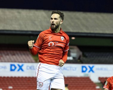 Barnsley 'den Adam Phillips, 26 Ağustos 2025' te Oakwell, Barnsley, Birleşik Krallık 'ta oynanan Carabao Kupası maçında 2-1' lik galibiyetini kutluyor.