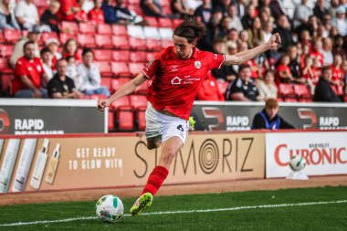 Barnsley 'li Mal de Gevigney, 26 Ağustos 2025' te İngiltere 'nin Oakwell kentinde oynanan Carabao Kupası Barnsley-Rotherham United maçında topu çaprazlıyor.