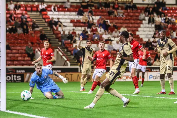 Rotherham United 'dan Ar' Jany Martha topu Barnsley kalesinin arkasına atıyor. Ancak Barnsley 'nin 26 Ağustos 2025' te Oakwell, Barnsley 'de Rotherham United' a karşı oynadığı Carabao Kupası maçında ofsayt için eleniyor.