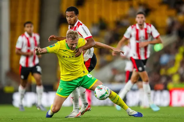 Norwich City 'den Harry Darling, Carrow Road, Norwich, İngiltere' de oynanan Carabao City-Southampton maçı sırasında Southampton 'dan Cameron Archer' a meydan okudu.