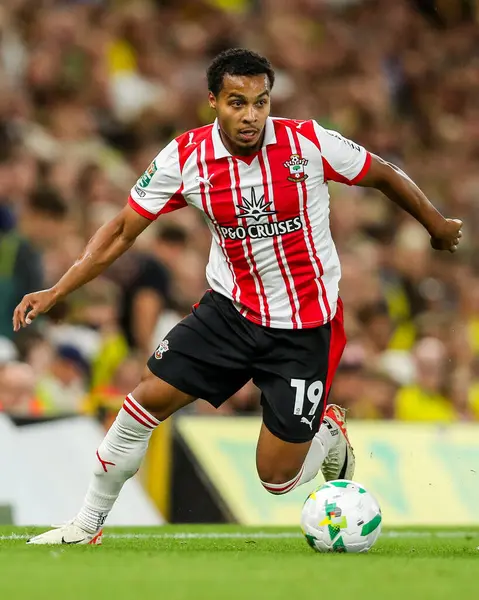 Southampton 'dan Cameron Archer, Carabao Kupası maçı sırasında Norwich City' nin Southampton 'a karşı oynadığı Carrow Road, Norwich, Birleşik Krallık' ta 26 Ağustos 2025 'te topu aldı.