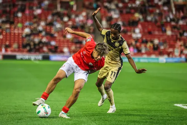 Barnsley 'den Caylan Vickers ve Rotherham United takımından Ar' Jany Martha 26 Ağustos 2025 'te Oakwell, Barnsley, Birleşik Krallık' ta oynanan Barnsley-Rotherham United maçında top için savaştılar.