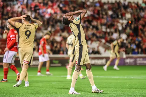 Rotherham United 'dan Ar' Jany Martha, 26 Ağustos 2025 'te Oakwell, Barnsley, Birleşik Krallık' ta oynanan Carabao Kupası maçında ofsayt için elendikten sonra tepki gösterdi.