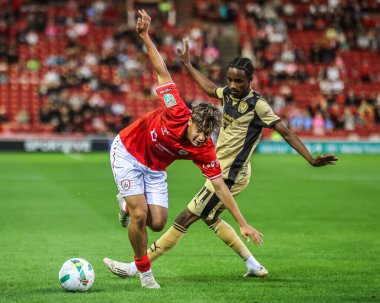 Barnsley 'den Caylan Vickers ve Rotherham United takımından Ar' Jany Martha 26 Ağustos 2025 'te Oakwell, Barnsley, Birleşik Krallık' ta oynanan Barnsley-Rotherham United maçında top için savaştılar.